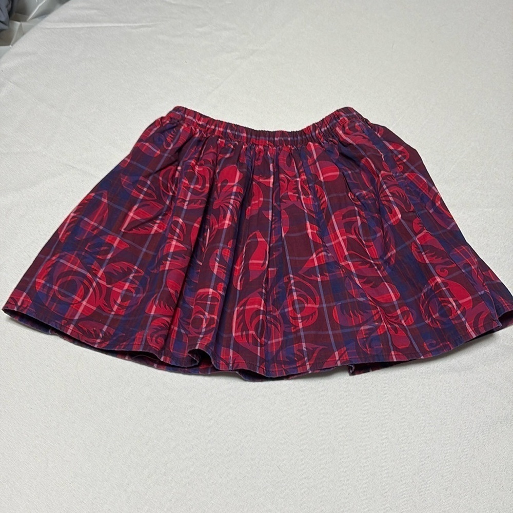TEA Girls Skirt, has pockets. Excellent condition. Size 7.